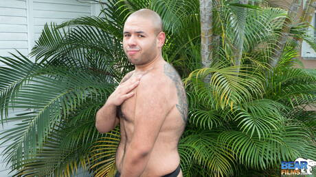 セクシーなレンゾ・マルケスが服を脱いで屋外で素敵なお尻を披露