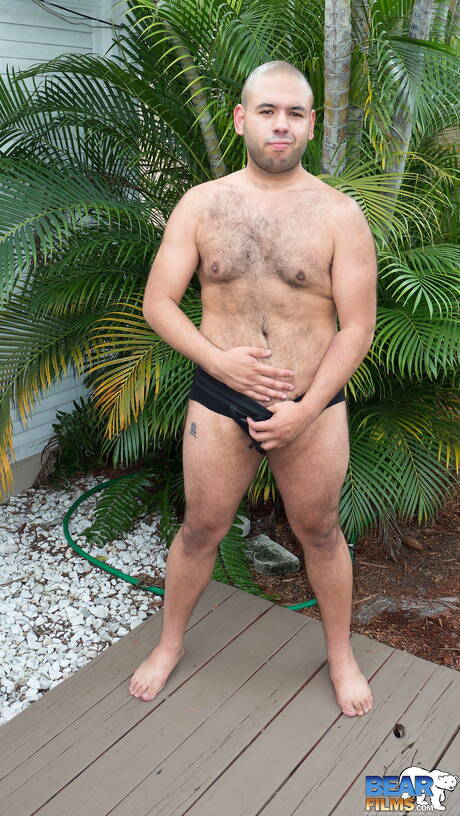 セクシーなレンゾ・マルケスが服を脱いで屋外で素敵なお尻を披露