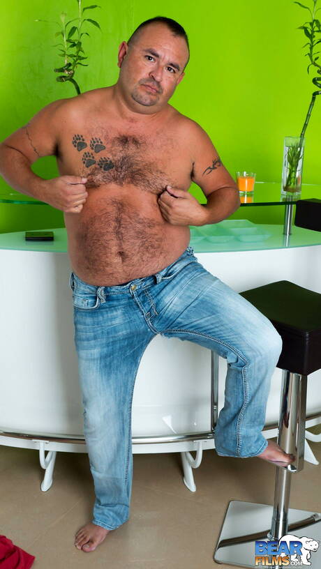 El caliente Phil Daniels posando desnudo y mostrando su bonito trasero