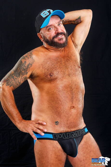 Der heiße Bär Yuan Duval posiert nackt