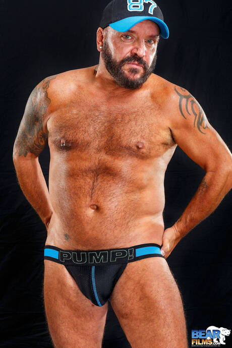 Der heiße Bär Yuan Duval posiert nackt