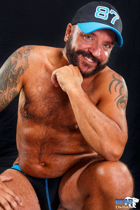 Der heiße Bär Yuan Duval posiert nackt