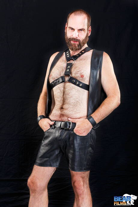 Heißer Bär Steve Sommers beim Ausziehen