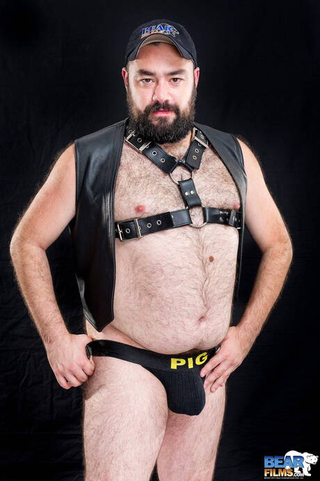 Der brasilianische schwule Bär Bearsilien zeigt einen wunderschönen Körper