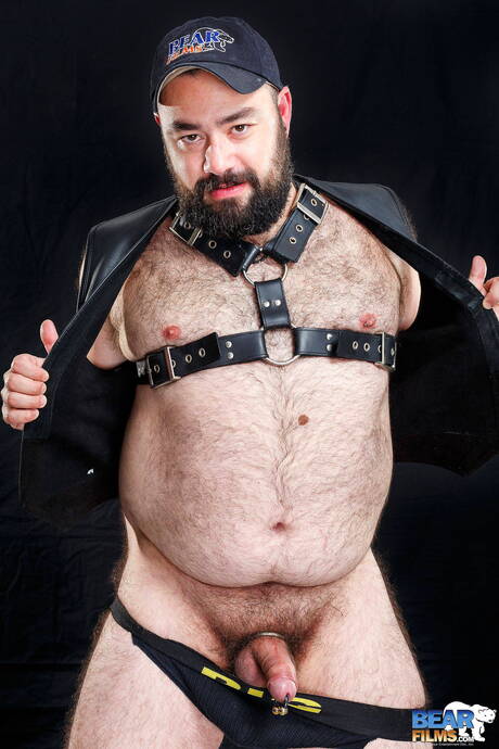 Der brasilianische schwule Bär Bearsilien zeigt einen wunderschönen Körper