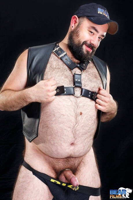 Der brasilianische schwule Bär Bearsilien zeigt einen wunderschönen Körper