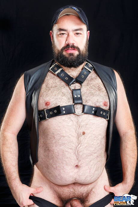 Brazilian gay bear Bearsilien shows a beautiful body