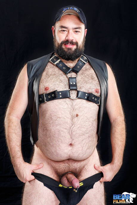Der brasilianische schwule Bär Bearsilien zeigt einen wunderschönen Körper
