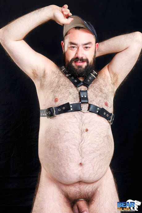Der brasilianische schwule Bär Bearsilien zeigt einen wunderschönen Körper
