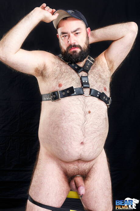 Brazilian gay bear Bearsilien shows a beautiful body