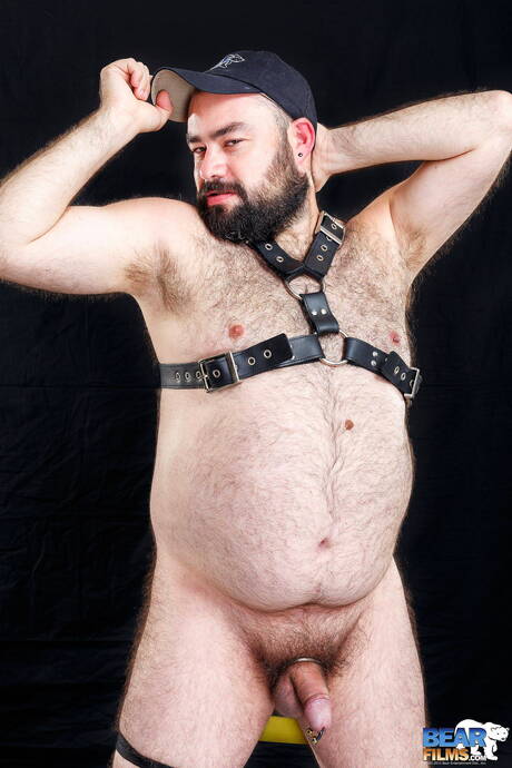 Der brasilianische schwule Bär Bearsilien zeigt einen wunderschönen Körper