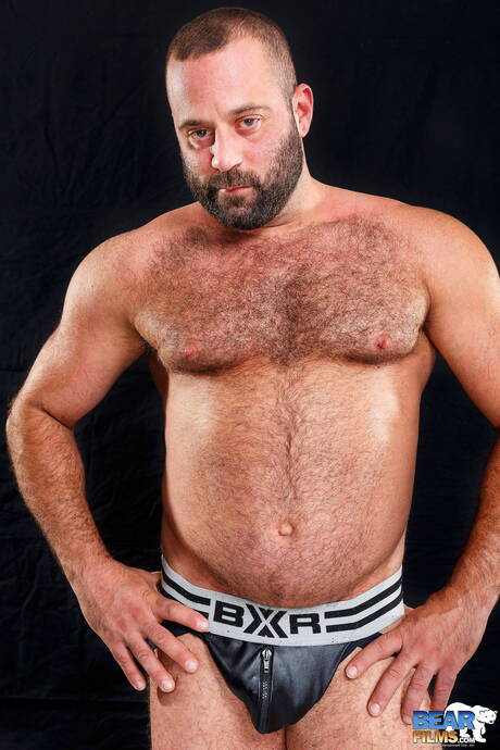 Amerykański niedźwiedź Matthieu Angel prezentuje piękne, owłosione ciało