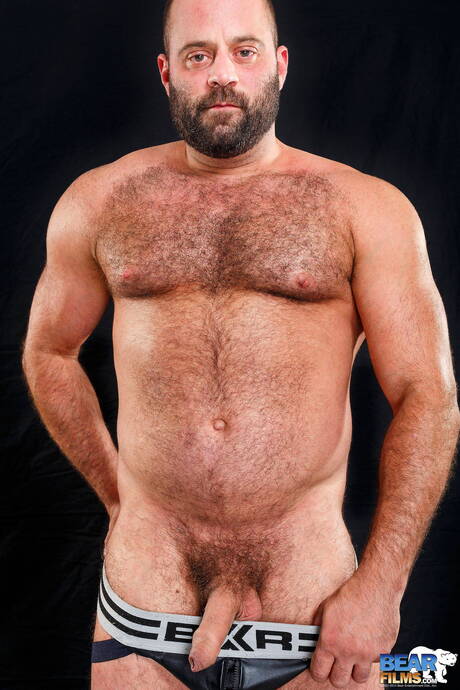 Amerykański niedźwiedź Matthieu Angel prezentuje piękne, owłosione ciało