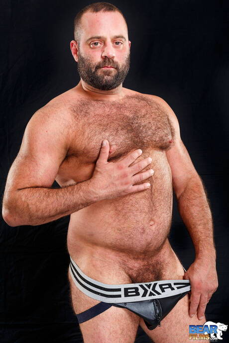 Amerykański niedźwiedź Matthieu Angel prezentuje piękne, owłosione ciało