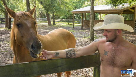 Der amerikanische Kraftprotz Christian Matthews wichst seinen Schwanz draußen