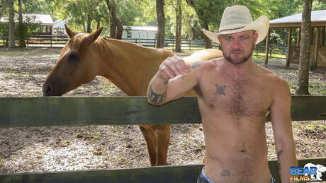 Der amerikanische Kraftprotz Christian Matthews wichst seinen Schwanz draußen