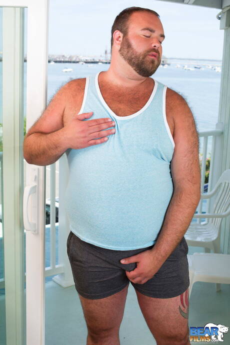 セクシーなカーク・ロックがペニスをシゴく