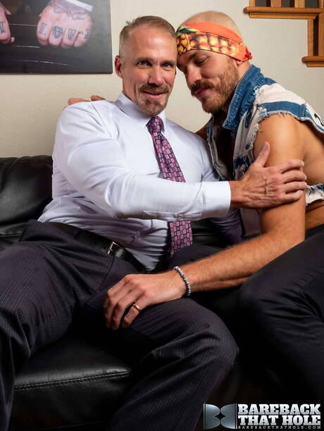 Los guapos estadounidenses musculosos Parker Logan y el supersemental Dallas Steele se chupan y follan entre sí