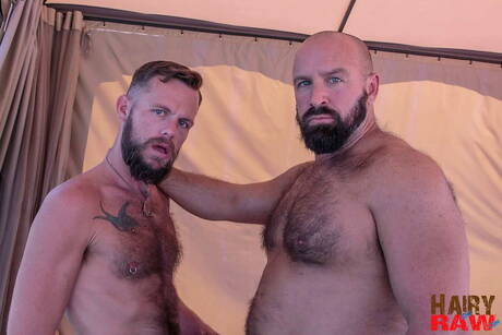 Hairy and Raw: Os amigos sensuais Bone Flexx, Blake Bradley e Troy Webb fazem um bom sexo a três