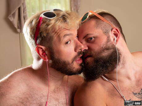 Hairy and Raw: 有名なアメリカ人、ボディビルダーのライオン・リードと熟した熊のジョン・トーマスがアナルセックスをする