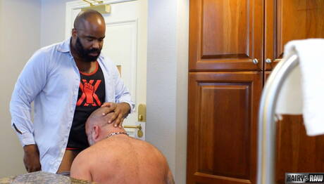 Emmett Frost und der heiße amerikanische Bär Dante Kirkdale bei einem heißen interracialen Arschfick in der Küche