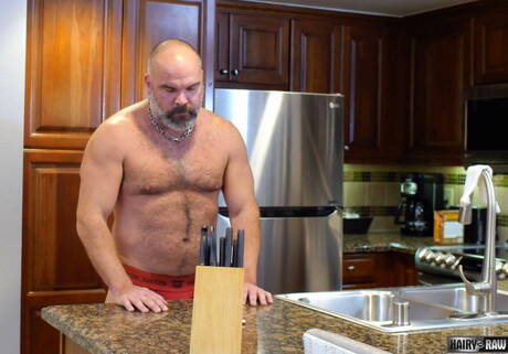 Emmett Frost und der heiße amerikanische Bär Dante Kirkdale bei einem heißen interracialen Arschfick in der Küche