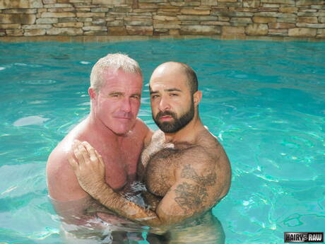 好朋友美國同志熊 Atlas Grant 和熊 Dale Savage 在泳池裡進行熱辣肛交