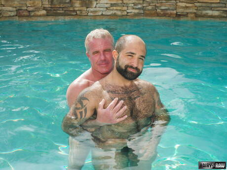 好朋友美國同志熊 Atlas Grant 和熊 Dale Savage 在泳池裡進行熱辣肛交