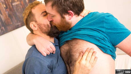 Caras americanos gostosos, o urso peludo Sam Black e o urso gay Colt Cox em uma foda anal gostosa