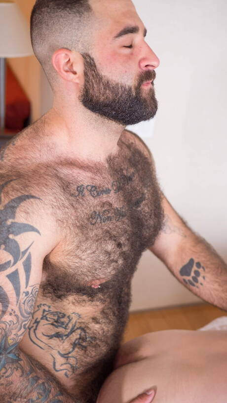 Il ragazzo americano sexy Adam James e il suo splendido amico Atlas Grant si scopano dopo aver succhiato il cazzo