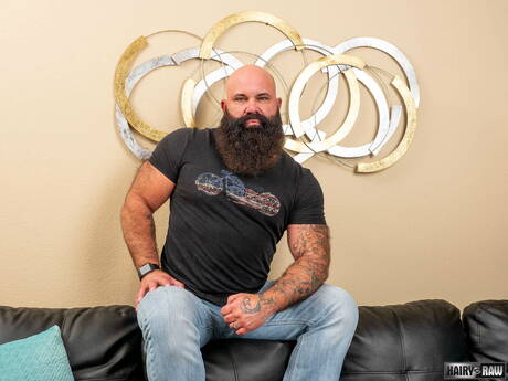 Amerykański gorący niedźwiedź Victor West pozuje nago