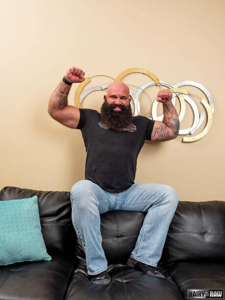 Amerykański gorący niedźwiedź Victor West pozuje nago