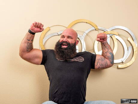 Amerykański gorący niedźwiedź Victor West pozuje nago