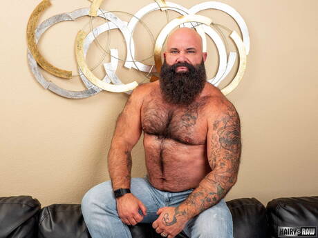 Amerykański gorący niedźwiedź Victor West pozuje nago