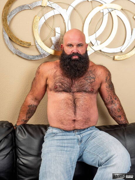 Amerykański gorący niedźwiedź Victor West pozuje nago