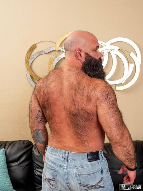 Amerykański gorący niedźwiedź Victor West pozuje nago