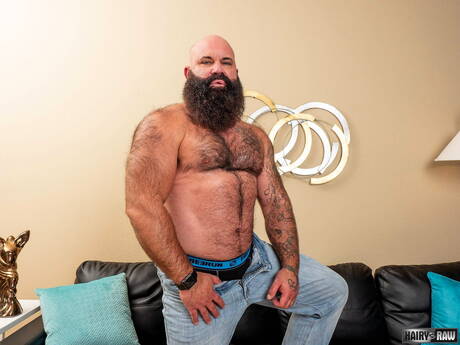 Amerykański gorący niedźwiedź Victor West pozuje nago