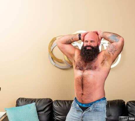 Amerykański gorący niedźwiedź Victor West pozuje nago