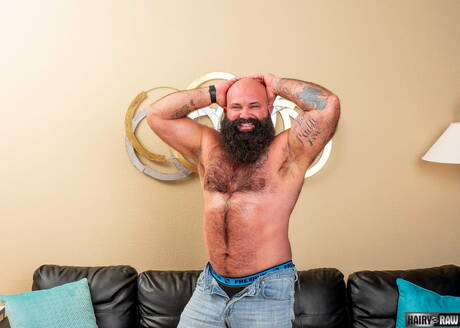 Amerykański gorący niedźwiedź Victor West pozuje nago