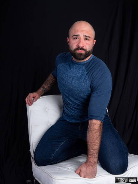 Der heiße amerikanische Bär Atlas Grant zieht sich aus und zeigt seinen knackigen Arsch