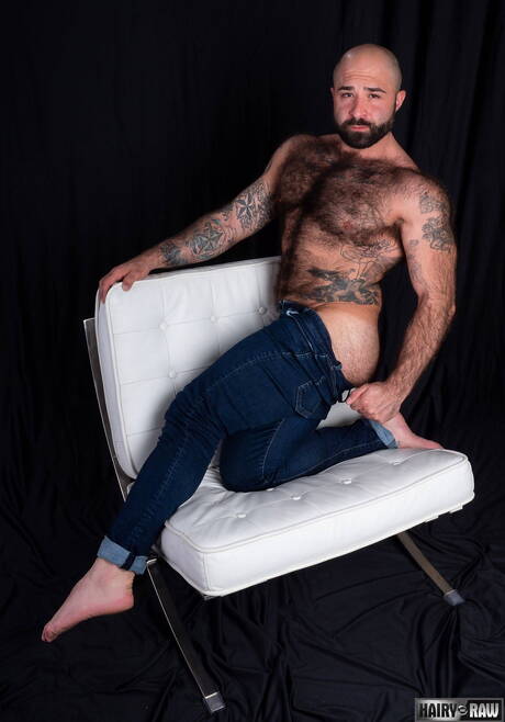 American hot bear Atlas Grant get naked and showing tight ass