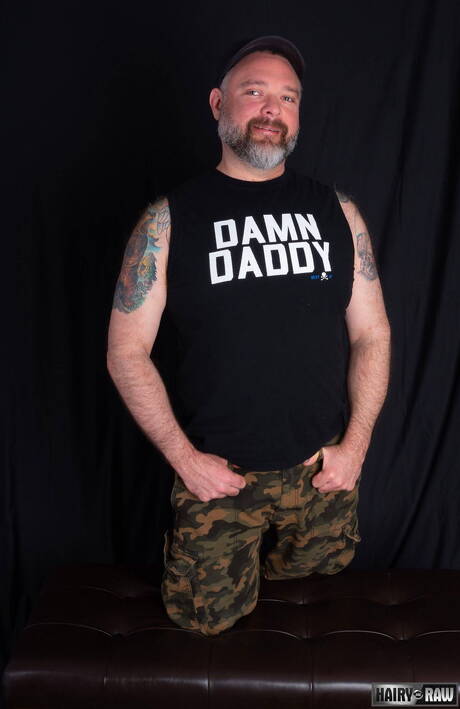 Der amerikanische Gay-Bär Kurt Jacobs posiert nackt und zeigt seinen knackigen Hintern