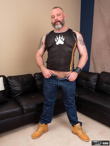 American bear Kurt Jacobs shows a sexy body