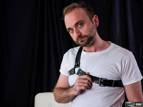 Der haarige amerikanische Hengst Harper Davis posiert nackt und zeigt seinen Hintern