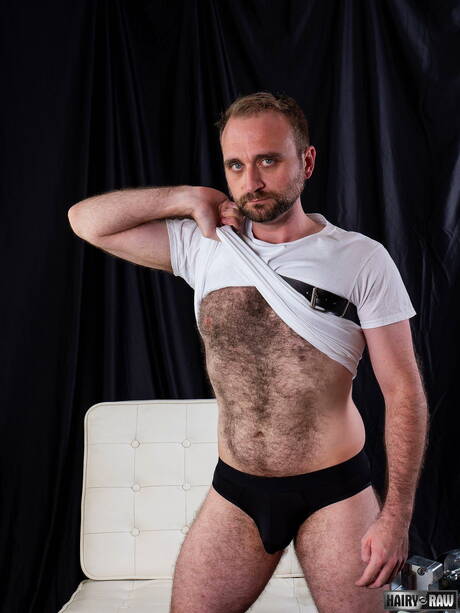 Der haarige amerikanische Hengst Harper Davis posiert nackt und zeigt seinen Hintern