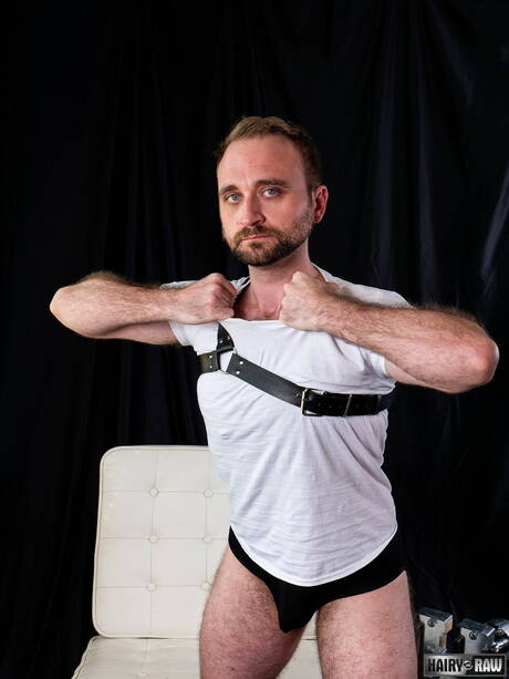 Der haarige amerikanische Hengst Harper Davis posiert nackt und zeigt seinen Hintern