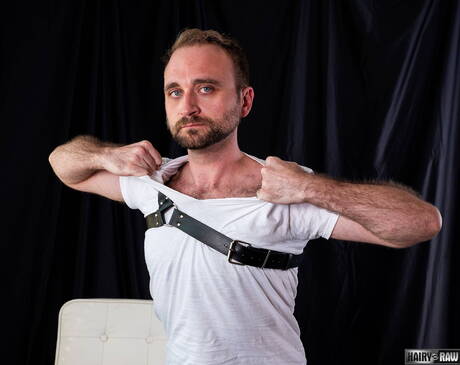 Der haarige amerikanische Hengst Harper Davis posiert nackt und zeigt seinen Hintern