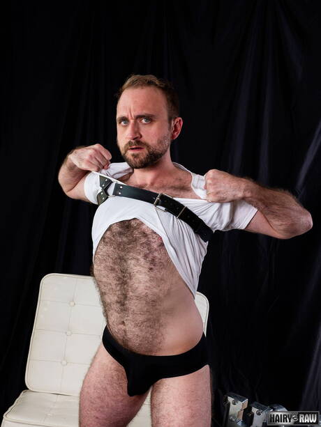 Der haarige amerikanische Hengst Harper Davis posiert nackt und zeigt seinen Hintern