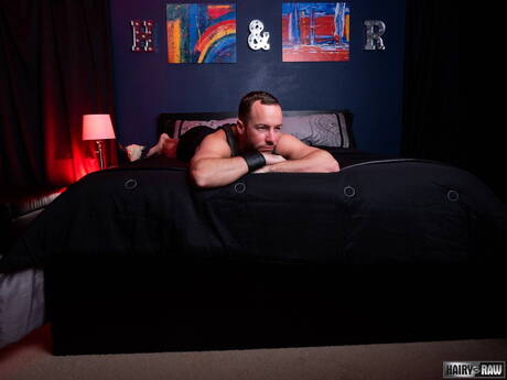 Il duro americano Alex Hawk posa nudo e mostra il suo culo stretto