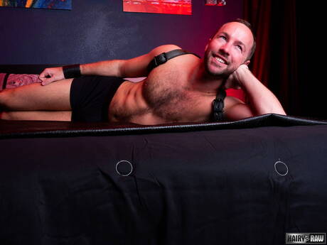 Il duro americano Alex Hawk posa nudo e mostra il suo culo stretto